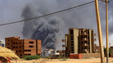 قالت مصادر محلية لشبكة الجزيرة إن القوات الجوية التابعة للجيش السوداني نفذت غارات جوية مكثفة اليوم الجمعة على مواقع تمركز قوات الدعم السريع في عدة أحياء في العاصمة الخرطوم.