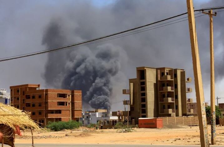 قالت مصادر محلية لشبكة الجزيرة إن القوات الجوية التابعة للجيش السوداني نفذت غارات جوية مكثفة اليوم الجمعة على مواقع تمركز قوات الدعم السريع في عدة أحياء في العاصمة الخرطوم.