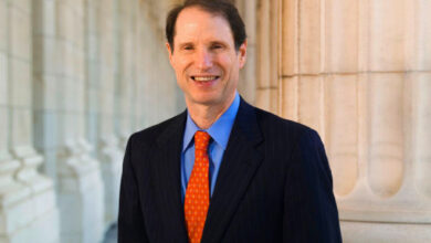 اتهم سيناتور أميركي الحكومات بالتجسس على مستخدمي آبل وغوغل