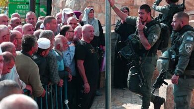 الاحتلال يمنع المصلين من دخول الأقصى ويصيب شابين في جنين