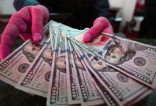 الدولار والنفط يتكبدان خسائر في العام 2023