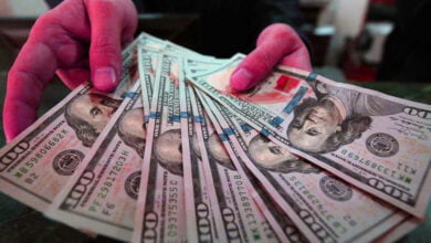 الدولار والنفط يتكبدان خسائر في العام 2023