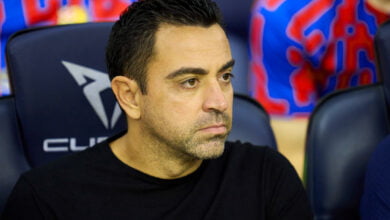 تشافي يبصم على رقم سلبي مع برشلونة