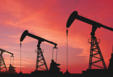 تراجع أسعار النفط بفعل ارتفاع غير مسبوق في المخزونات النفطية الأميركية