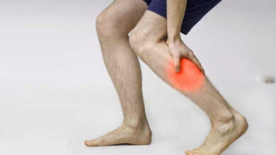 أسباب ألم الساق الشبيه بالصدمة الكهربائية؟