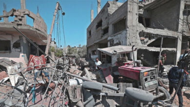 الاحتلال يواصل غاراته على غزة و14 شهيدا بقصف منزل يؤوي نازحين