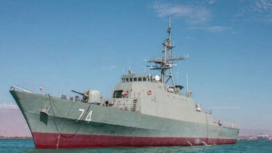 المدمرة الإيرانية ألبرز تدخل البحر الأحمر