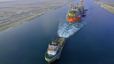 هجمات البحر الأحمر تربك شركات الشحن وتنعش النفط والذهب