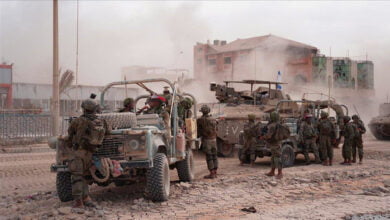 تصاعد الاشتباكات بشكل عنيف في وسط قطاع غزة وارتفاع حصيلة الشهداء إلى أكثر من 23,700 شهيد