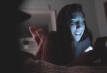 ‫الضوء الأزرق يؤذي بشرتك