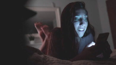 ‫الضوء الأزرق يؤذي بشرتك