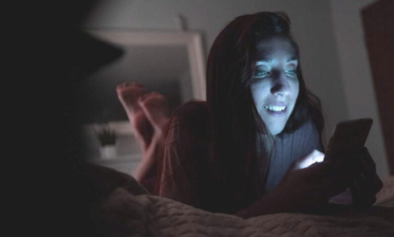 ‫الضوء الأزرق يؤذي بشرتك