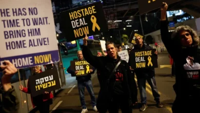 واشنطن تتطلع لهدنة مؤقتة واحتجاجات بإسرائيل على تجميد مفاوضات الأسرى