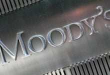 موديز تخفض تصنيف الائتمان لإسرائيل وتتوقع زيادة أعباء الدين