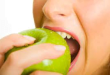 المضغ الجيد للطعام يقوي اللثة