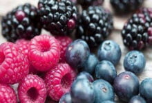 تجنب خلط التوت والعنب مع الفواكه الأخرى