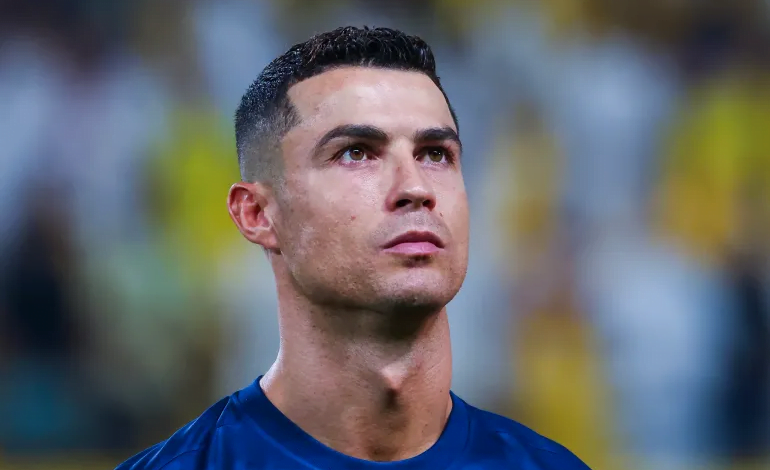 لماذا يفضل رونالدو طلاء أظافر قدميه باللون الأسود؟