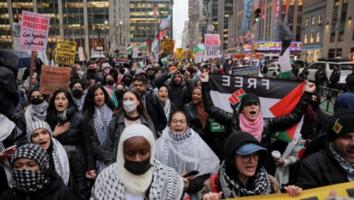 تضامن مع غزة: محتجون يقاطعون حفل تبرعات لبايدن بحضور أوباما وكلينتون