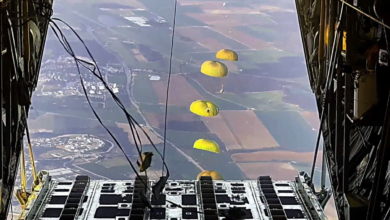 لماذا يسمح الاحتلال بإنزال المساعدات جوا ويعرقل وصولها برا؟