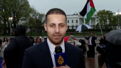 طبيب فلسطيني ينسحب من إفطار بايدن ويسلمه رسالة طفلة نازحة