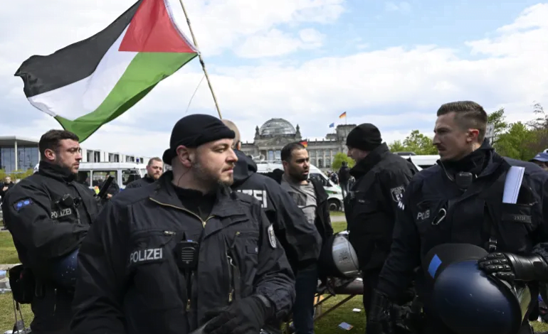 رئيس ألمانيا يلغي نقاشا حول غزة وشرطة برلين تزيل مخيم اعتصام