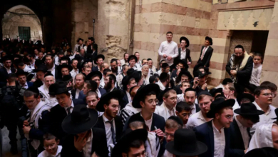 مئات المستوطنين والمتطرفين يقتحمون باحات الأقصى