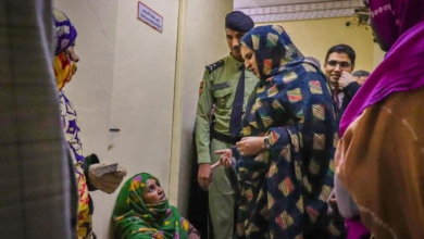 جولة وزيرة العمل الاجتماعي لتفقد إجراءات تحويلات مالية للأسر المتعففة