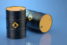 النفط ينخفض وسط توقعات باستمرار أسعار الفائدة المرتفعة
