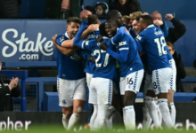 جماهير إيفرتون تصف صفقة بيع أسهم النادي بأنها "مهزلة"