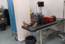 النازحون في غزة: معاناتهم تزداد حيث يعيشون حفاة على أرض ملوثة وتهددهم الأمراض