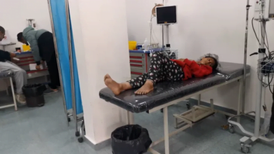 النازحون في غزة: معاناتهم تزداد حيث يعيشون حفاة على أرض ملوثة وتهددهم الأمراض