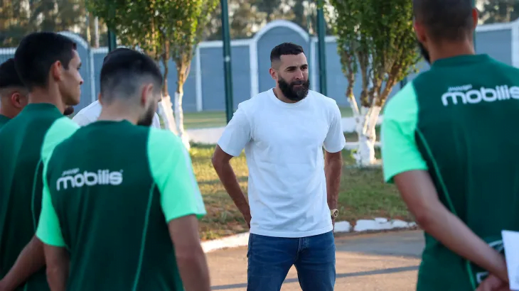 بنزيمة يشارك في التدريبات مع منتخب الجزائر استعداداً لمباراة غينيا في تصفيات كأس العالم 2026