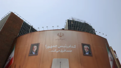 الإيرانيون يصوتون لحسم السباق الرئاسي بين جليلي وبزكشيان