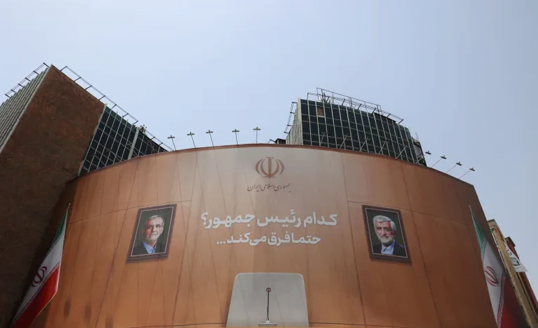 الإيرانيون يصوتون لحسم السباق الرئاسي بين جليلي وبزكشيان