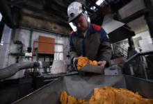 ارتفاع أسعار الذهب إلى مستويات قياسية وسط ضغوط على البلاديوم والبلاتين وتذبذب الفضة