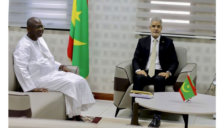 وزير الاقتصاد الموريتاني يلتقي بالممثل المقيم للبنك الدولي لمناقشة تعزيز التعاون