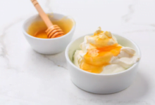 إضافة العسل إلى الزبادي: تعزيز للبكتيريا النافعة وصحة الجهاز الهضمي