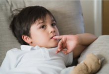 كيفية مساعدة طفلك على التخلص من عادة قضم الأظافر: الأسباب والعلاجات الفعالة