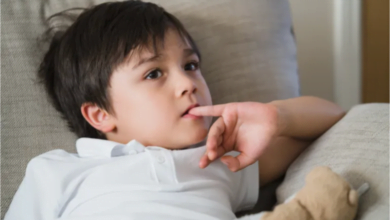كيفية مساعدة طفلك على التخلص من عادة قضم الأظافر: الأسباب والعلاجات الفعالة