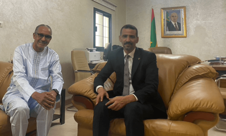 معالي وزير الثقافة والفنون والاتصال والعلاقات مع البرلمان يستقبل السفير والمخرج العالمي عبد الرحمن سيساغو