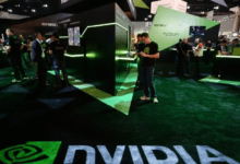 إنفيديا تقترب من تجاوز آبل كأكبر شركة في العالم بعد تسجيل سهمها أعلى مستوى تاريخي