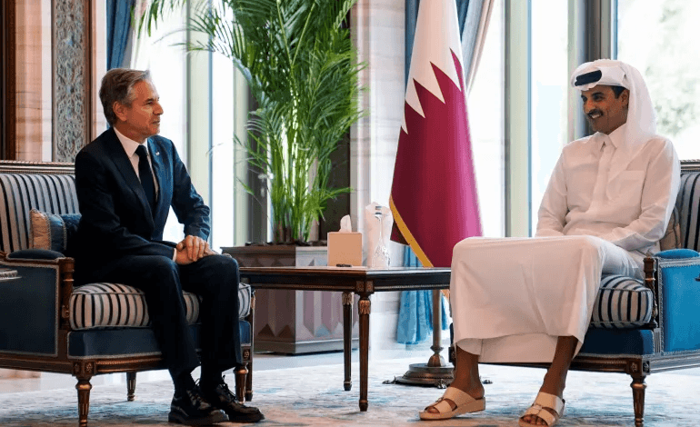 أمير قطر ووزير الخارجية الأميركي يبحثان جهود وقف إطلاق النار في غزة