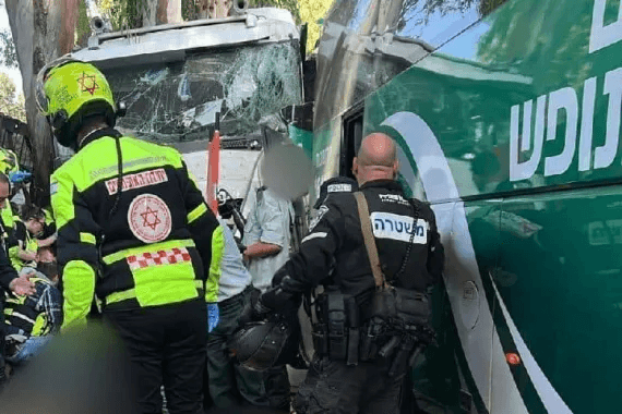 إصابة 50 إسرائيليًا في حادث دهس بشاحنة شمال تل أبيب: الشرطة تشير إلى دوافع "قومية"