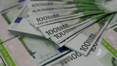 وزير المالية الفرنسي يسعى للسيطرة على العجز وسط تفاؤل أوروبي حذر