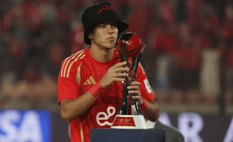 الأهلي المصري يتوج بلقب كأس القارات الثلاث ويستعد لمواجهة قوية في نصف النهائي