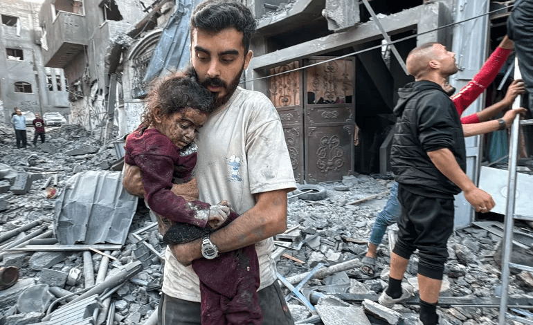 استشهاد 17 فلسطينيًا في غارات إسرائيلية على غزة واستهداف طواقم الدفاع المدني