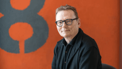 سايمون جونسون: ضرورة تقنين سلطة الشركات التكنولوجية الكبرى لتعزيز المصلحة العامة وحماية الديمقراطية