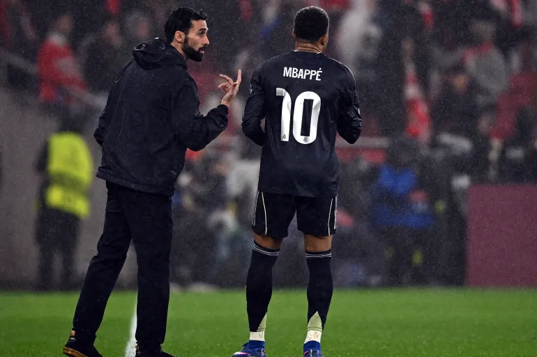 توتر متصاعد بين أربيلوا ومبابي في ريال مدريد.. فينيسيوس في موقع امتياز ومبابي تحت المجهر