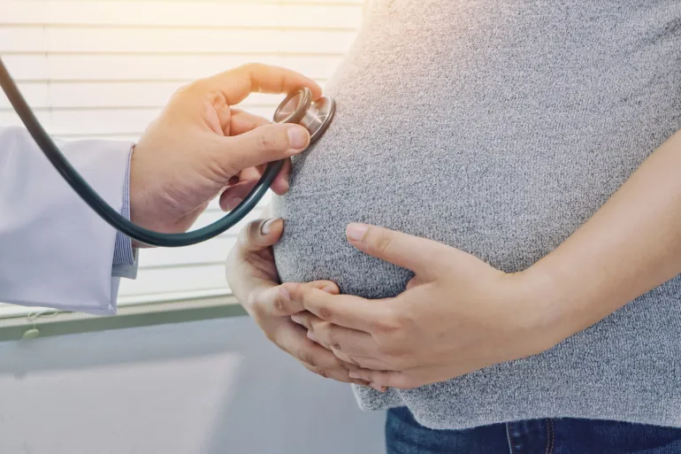 عمر الأم والحمل.. كيف يفسر الطب اختلاف النتائج بين حمل وآخر؟