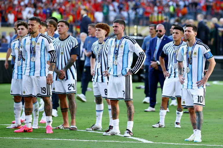 انتقادات واسعة للاعبي الأرجنتين بعد تصرف مثير للجدل في مراسم تتويج كأس العالم